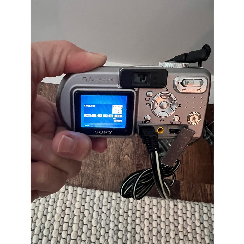 Sony Cyber-shot DSC-P10 Digital Camera Silver 5.0MP 3x Optical Zoom Box Bundle - Picture 2 of 11